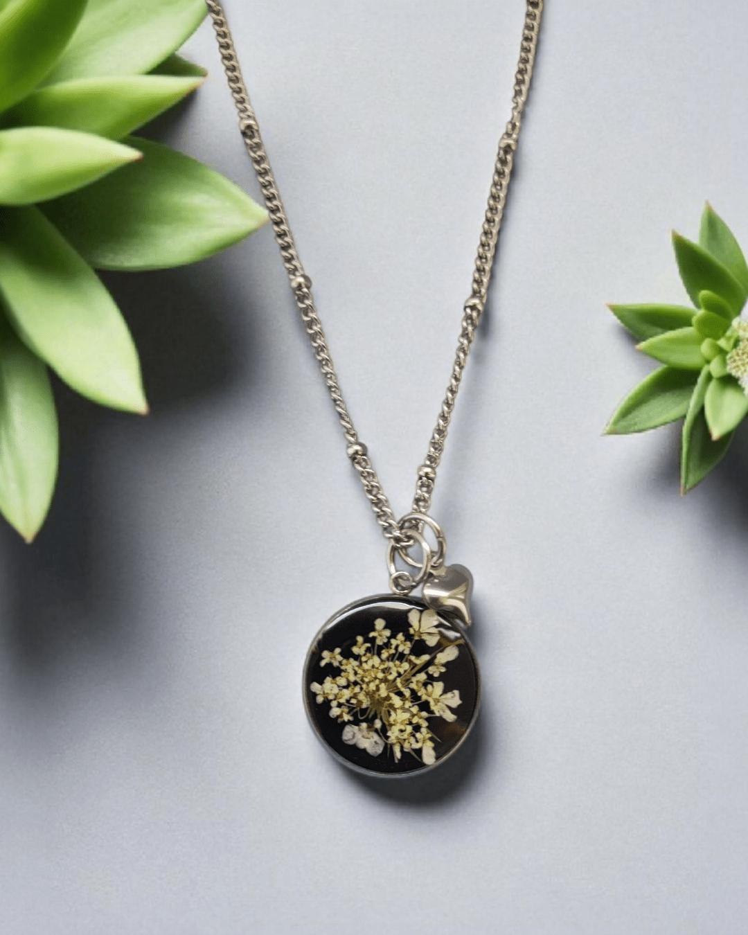 Collana CROMOSFERA con resina nero perlato e fiore "Pizzo della Regina Anna" - Unima Design