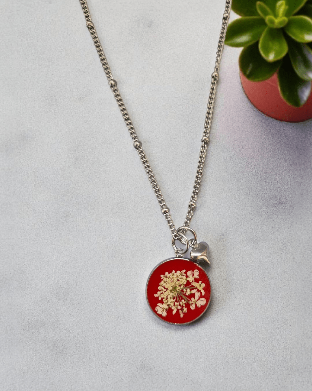 Collana CROMOSFERA con resina rossa e fiore "Pizzo della Regina Anna" - Unima Design