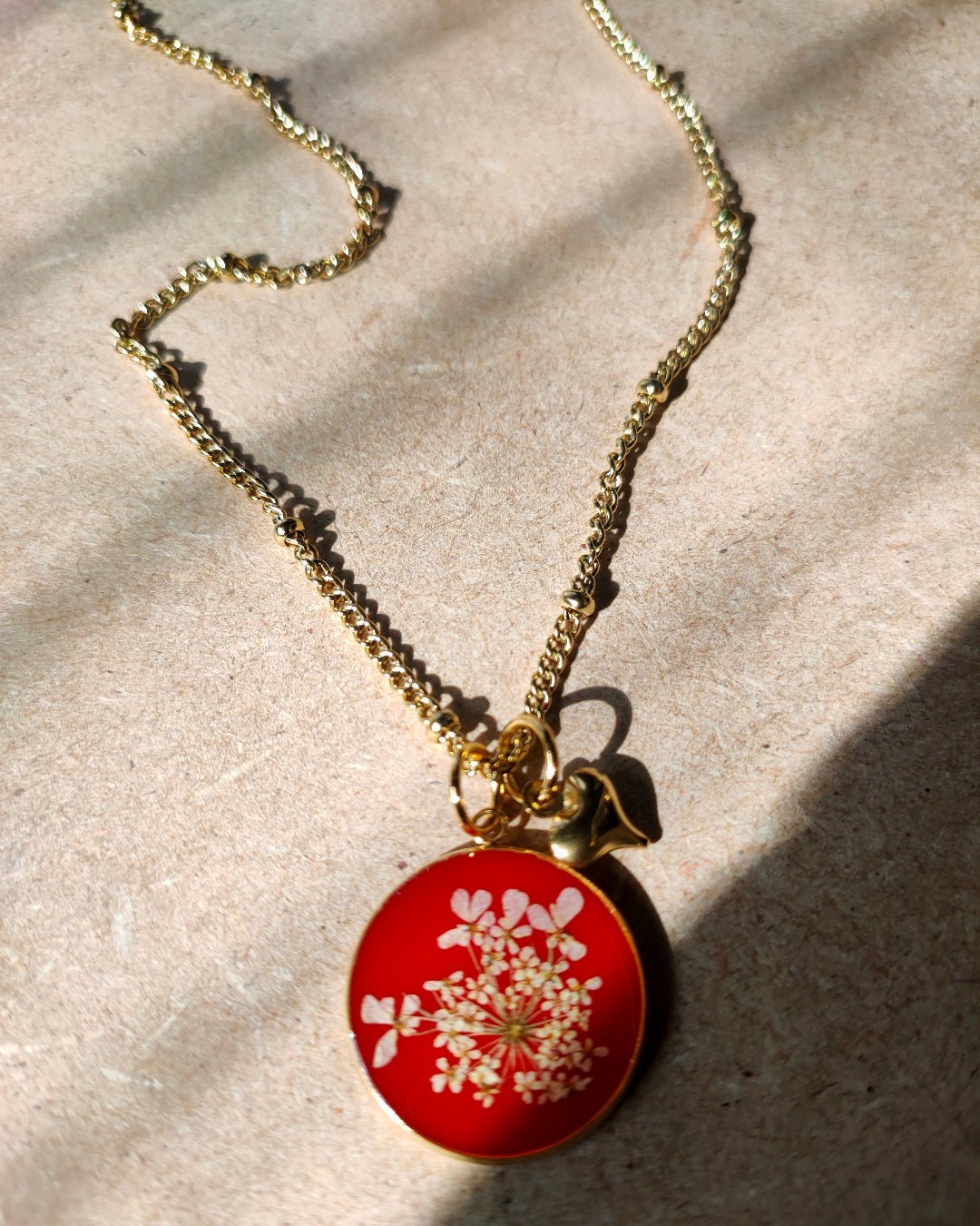 Collana CROMOSFERA con resina rossa e fiore "Pizzo della Regina Anna" - Unima Design