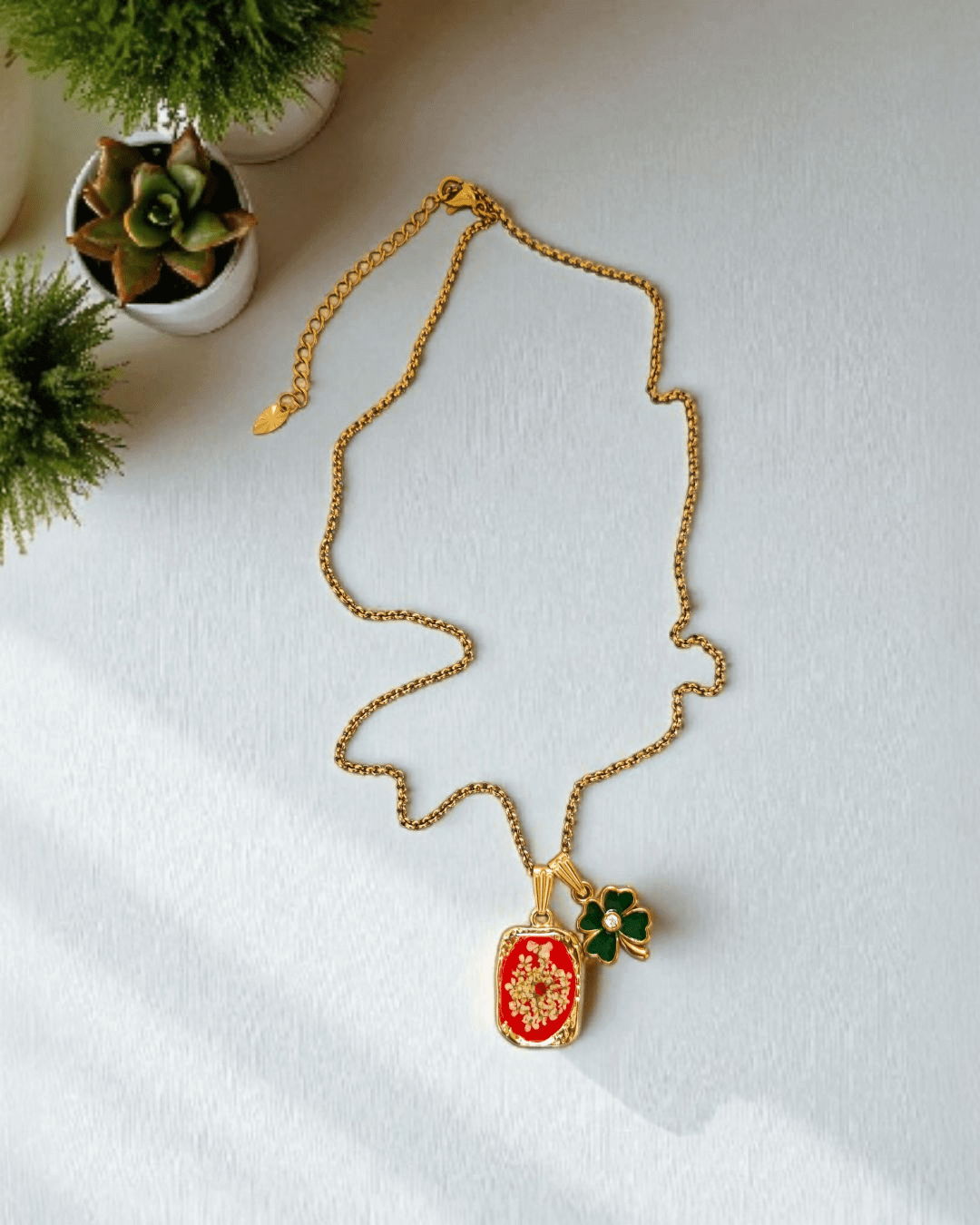 Collana LIORA - Resina rossa, fiore Pizzo della Regina Anna e quadrifoglio verde - Unima Design