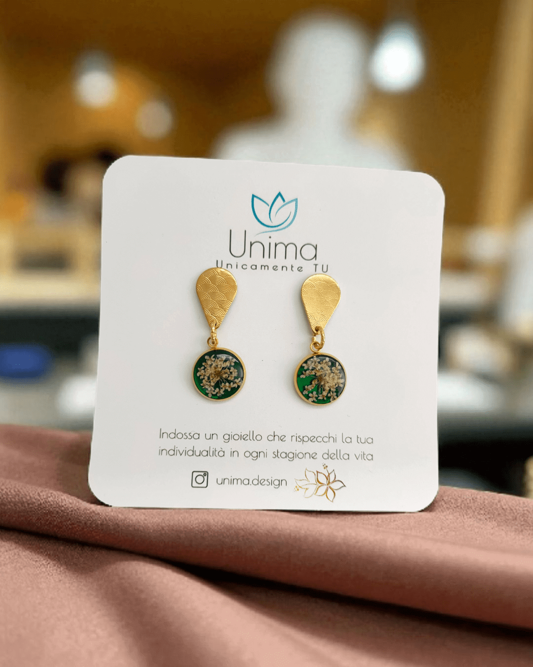 Orecchini CROMOSFERA con resina verde e fiore "Pizzo della Regina Anna" - Unima Design