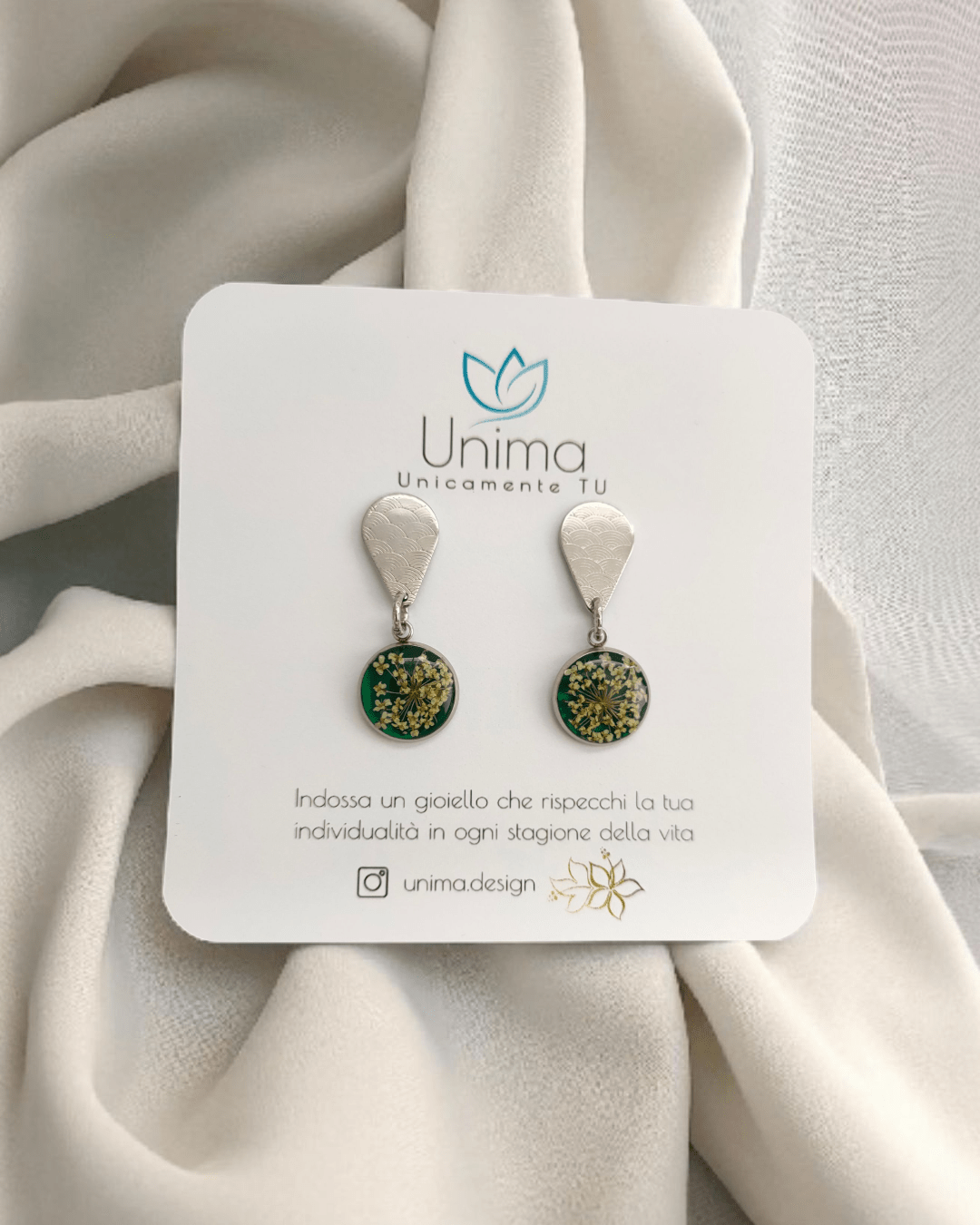Orecchini CROMOSFERA con resina verde e fiore "Pizzo della Regina Anna" - Unima Design