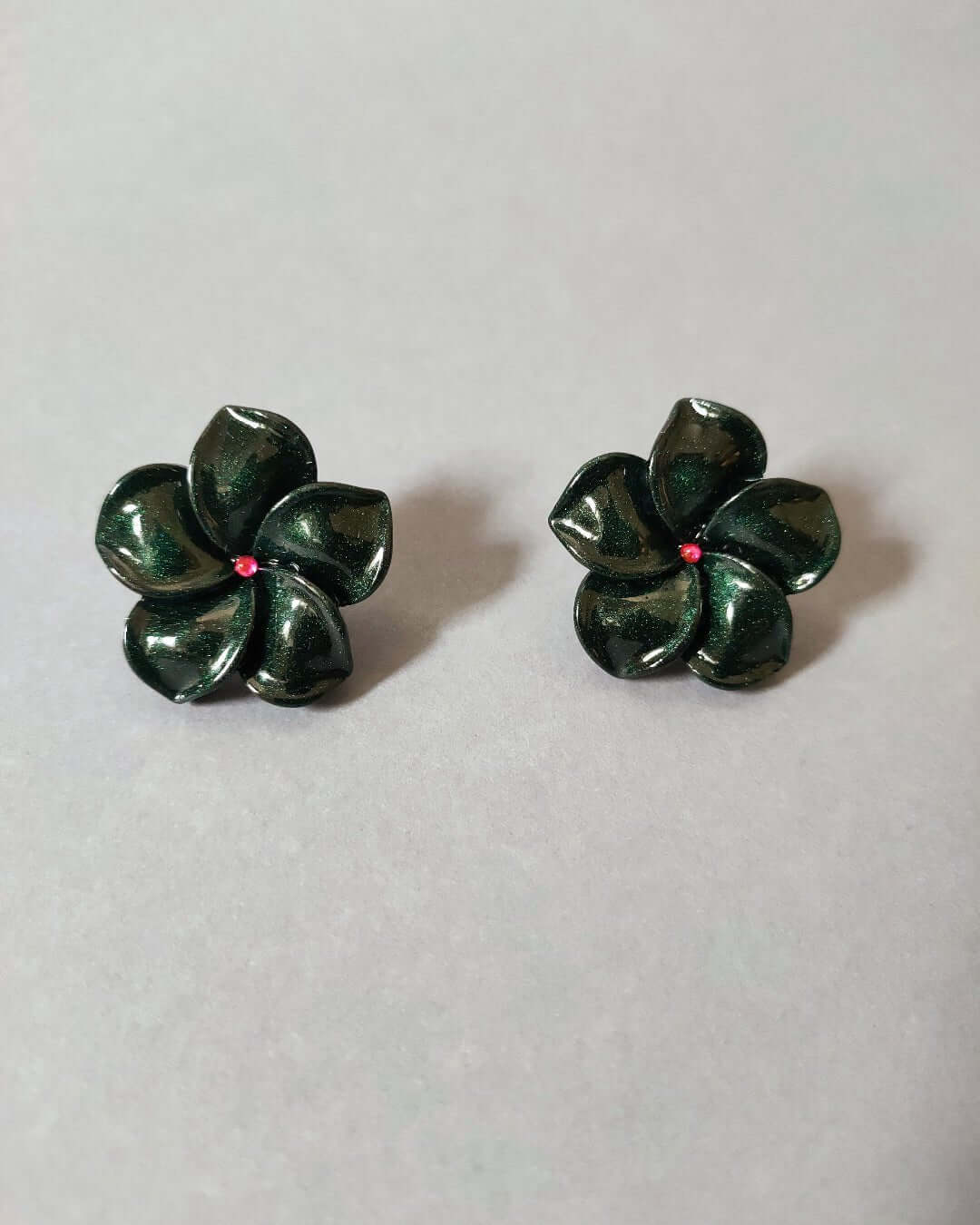 Orecchini Sylva - Frangipane in resina verde foresta - Unima Design