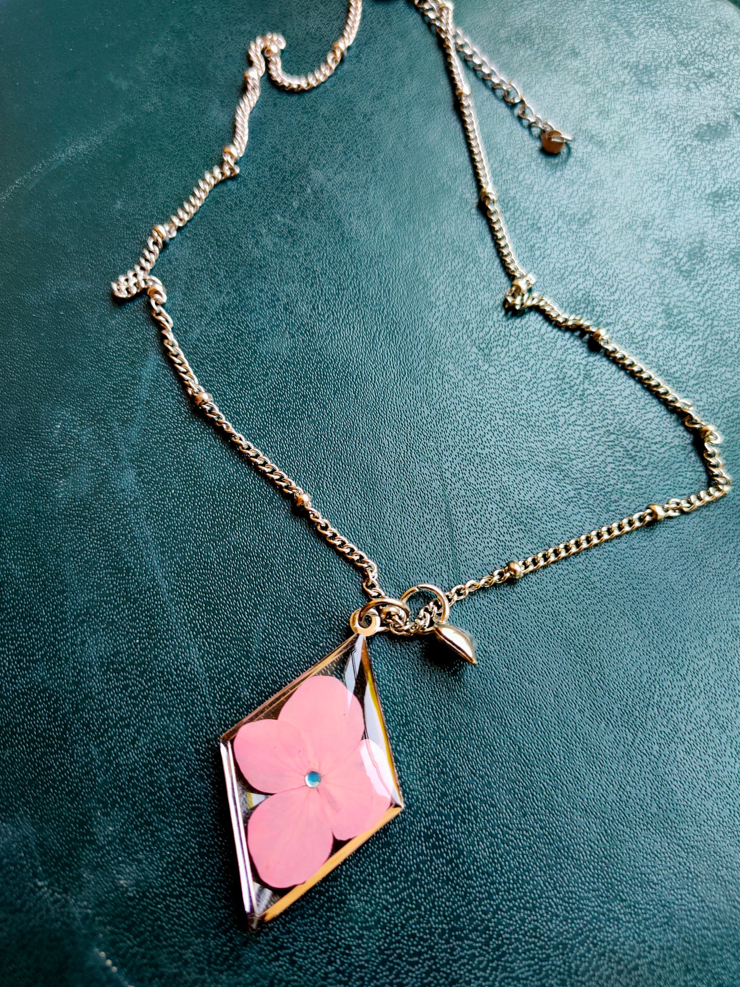 Collana ROMBO con fiore "Ortensia rosa"