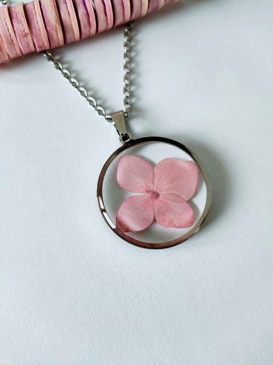 Collana in acciaio inossidabile con ciondolo in resina a cerchio e fiore Ortensia rosa