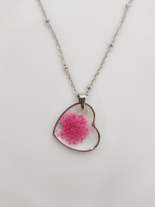 Collana in acciaio inossidabile con ciondolo a cuore in resina e fiore pizzo della Regina Anna fucsia