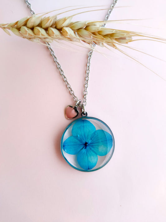 Collana in acciaio inossidabile con ciondolo in resina a cerchio e fiore Ortensia blu