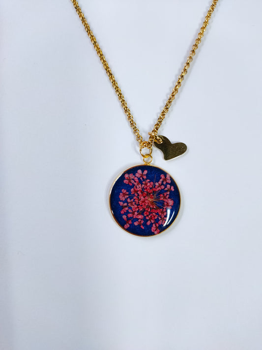 Collana in acciaio inossidabile con ciondolo in resina di colore blu e fiore pizzo della Regina Anna rosso