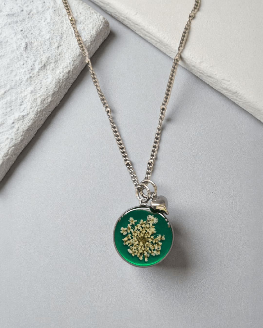 Collana CROMOSFERA con resina verde e fiore "Pizzo della Regina Anna" - Unima Design