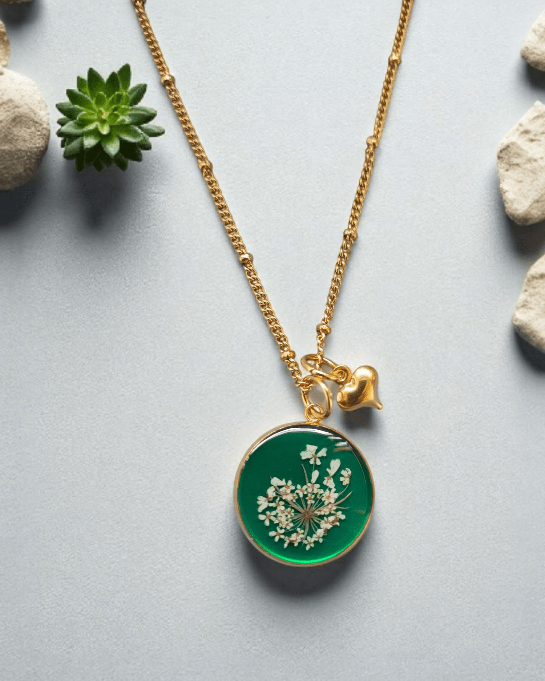 Collana CROMOSFERA con resina verde e fiore "Pizzo della Regina Anna" - Unima Design