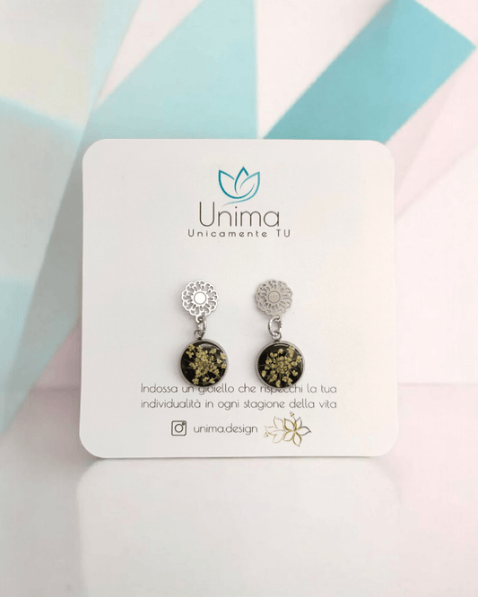Orecchini CROMOSFERA con resina nero perlato e fiore "Pizzo della Regina Anna" - Unima Design